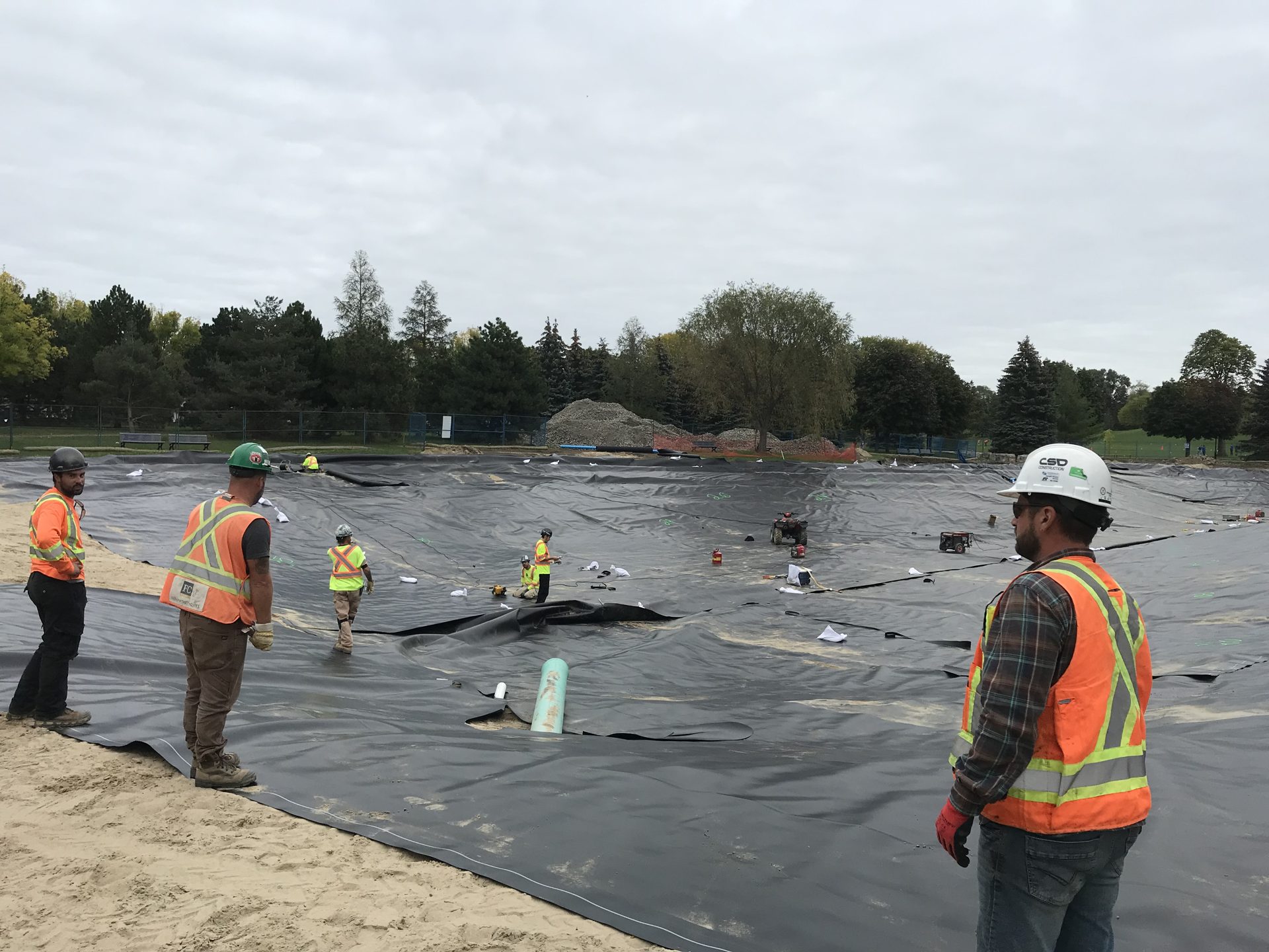 Pose de la membrane d’étanchéité – Parc Ahuntsic, Charex